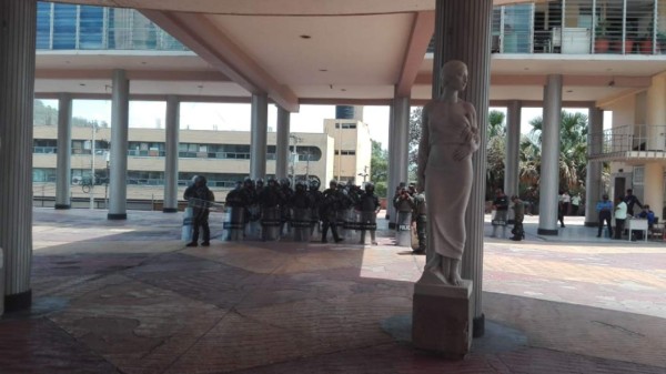 ¡Fuego y calles tomadas! Continúan las protestas en Tegucigalpa y otras ciudades del país