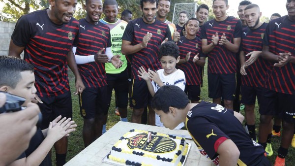 VIDEO: Real España festeja cumpleaños de niño fanático al equipo