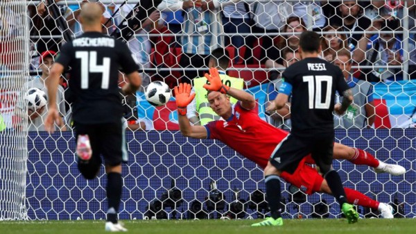 ¡Duelo de arqueros! Ochoa y Navas encabezan la lista de los porteros con más atajadas del Mundial