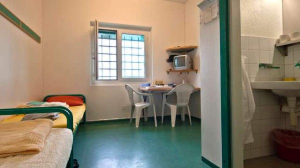 Alfredo Hawit está en una celda de 12 metros cuadrados en Suiza