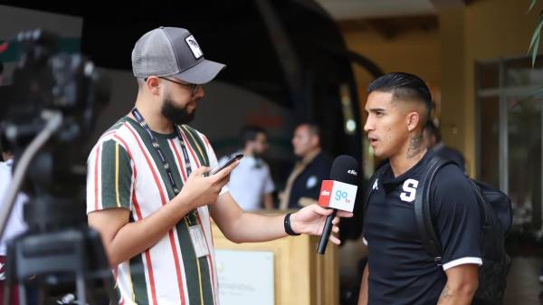 El periodista de DIEZ, Mario Jafeth Moreno, entrevistando a Chirinos.
