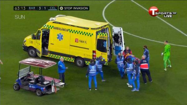 Araujo no puede seguir en el partido por un terrible choque con su compañero, Gavi.