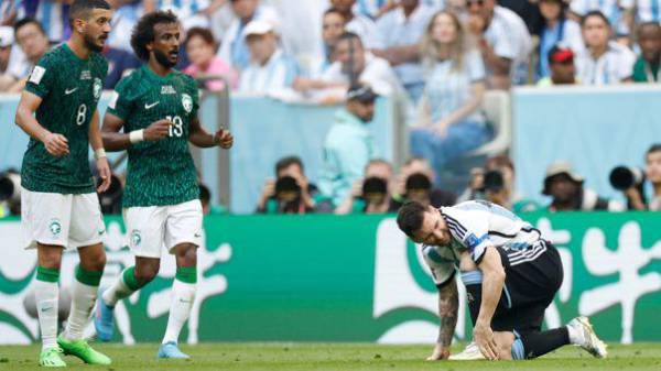 Arabia Saudita dio el primer batacazo del mundial tras derrotar 2-1 a Argentina.