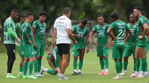 La Tota Medina dándole las indicaciones a sus dirigidos en el amistoso disputado ante Panteras FC.