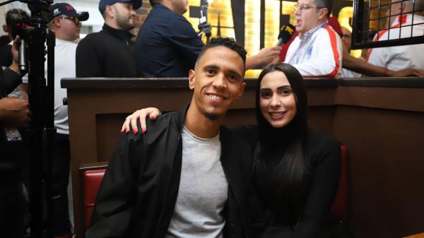 Yan Maciel junto a su pareja en la celebración del título del Olimpia. Foto: Mauricio Ayala.