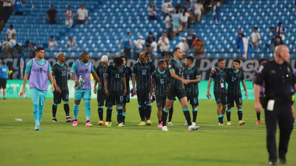 Notable la ausencia de Diego Vázquez entre sus jugadores tras ser eliminados en Copa Oro. El DT se marchó directamente al vestuario. Poca unión de grupo. FOTO: Mauricio Ayala