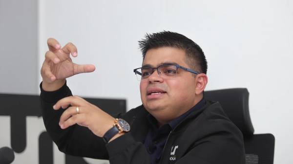 Rely Maradiaga se dio un espacio para contar la historia poco conocida de llegada, ascenso y salida de TVC. FOTOS: Mauricio Ayala.