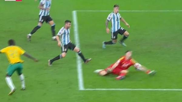 Así fue la tapa de Dibu Martínez en el último minuto y que salvó a Argentina del empate ante Australia.