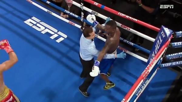 El juez de la pelea le dice a Ruiz que no puede continuar.