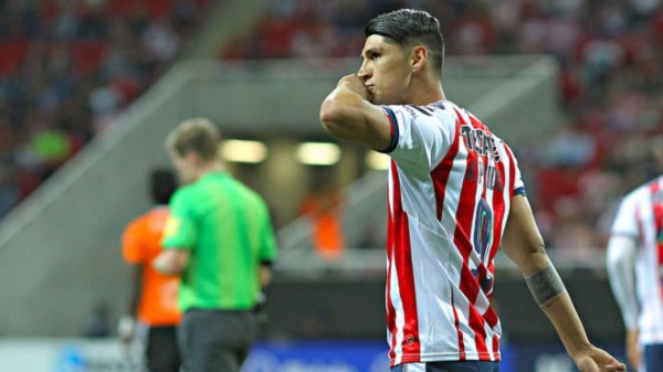 ¡Enorme! Detallazo de Alan Pulido y portera mexicana con un niño que perdió a su padre