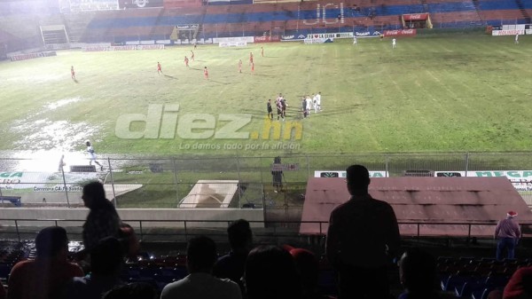 NO VISTE EN TV: Lluvia, mujeres lindas y susto en La Ceiba