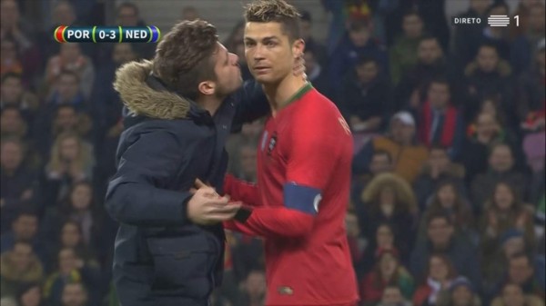 LOCURA: Boxers y hasta besitos para Cristiano Ronaldo en la derrota contra Holanda