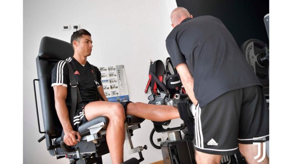 El saludo con Higuaín, la 'ola' de abrazos y el hermoso gesto, así fue la vuelta de Cristiano a la Juventus&nbsp;&nbsp;