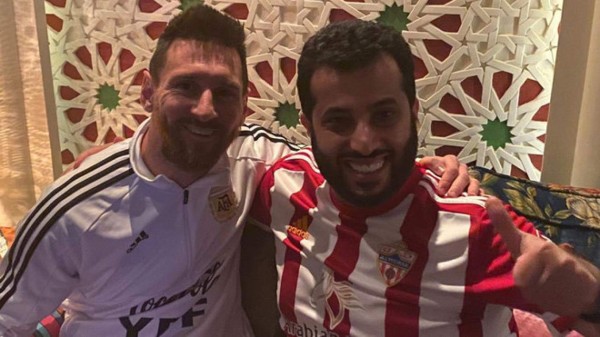 Al-Sheikh, el jeque árabe que quiere fichar a Messi y que sortea autos de lujo en los partidos en España