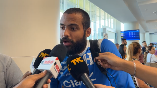 Edrick Menjívar fue el primero en dar declaraciones a los medios en el Aeropuerto de Palmerola.