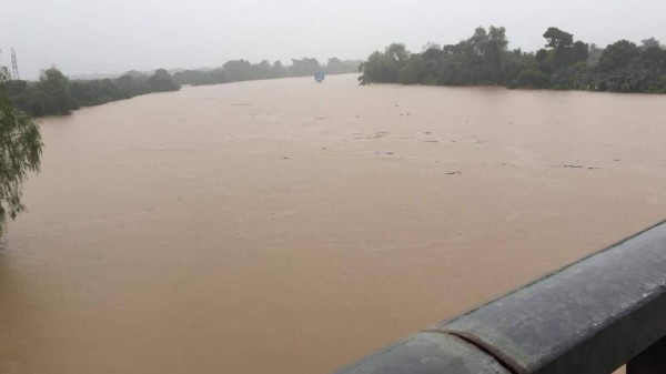 ¡Puentes derrumbados, desbordes y deslizamientos! Huracán Eta sigue causando daños en Honduras