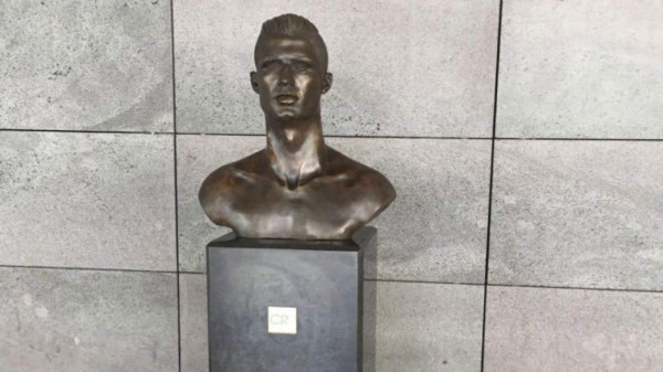 ¿CERO BURLAS AHORA? Cristiano ya tiene nuevo busto en aeropuerto de Madeira