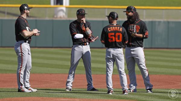 Mauricio Dubón en charla con Héctor Correa, Brandon Crawford (derecha) y Evan Longoria (izquierda).