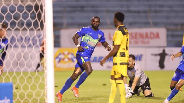 Kemsie Abbot anotó el gol del Olancho FC y luego se fue de cambio. FOTO: Mauricio Ayala.