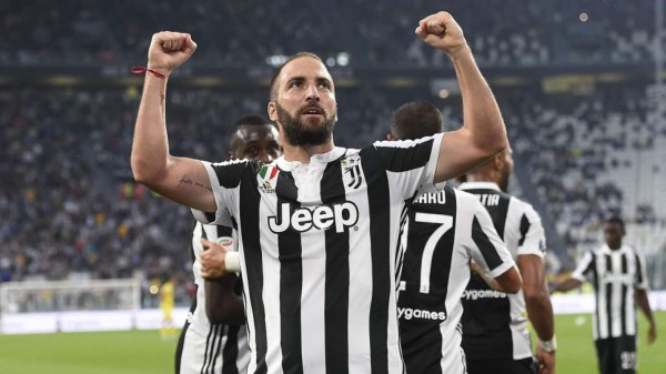 FICHAJES: Uruguayo llega al Madrid; Suazo ficha a hermano de crack mundial