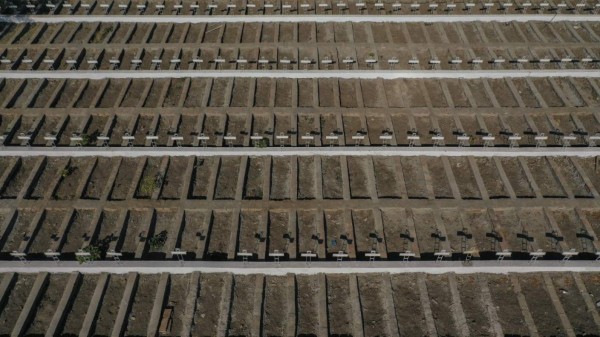 Coronavirus: Fueron sorprendidos con récord de muertos y empezaron a cavar miles de tumbas