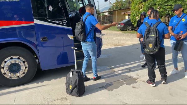 Real España salió a las 7 de la mañana de su sede rumbo a Comayagua para tomar el vuelo hacia Costa Rica en el Aeropuerto de Palmerola.