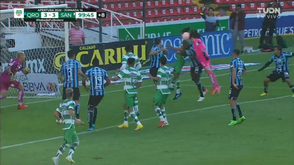 ¡Era el minuto 90+9 y pasó esto en la Liga MX! Portero Carlos Acevedo anota gol salvador para el Santos en empate ante Querétaro