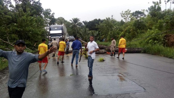 El impactante rescate de un niño sobre las bravas aguas de un río en Omoa