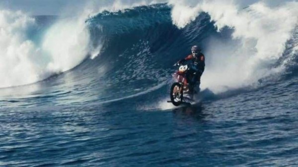 El australiano Robbie Maddison surfea colosales olas en motocicleta