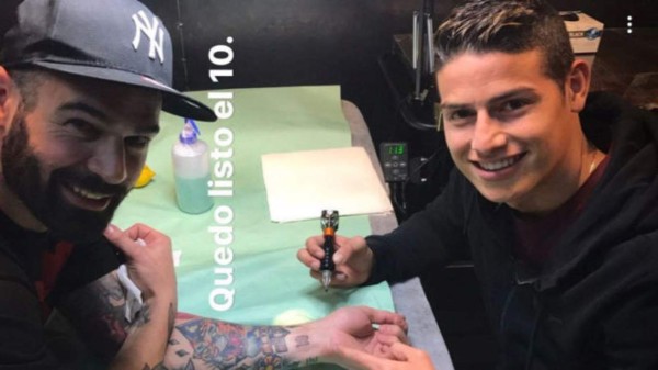 La fotografía de Rodrigo Gálvez siendo tatuado por James Rodríguez.