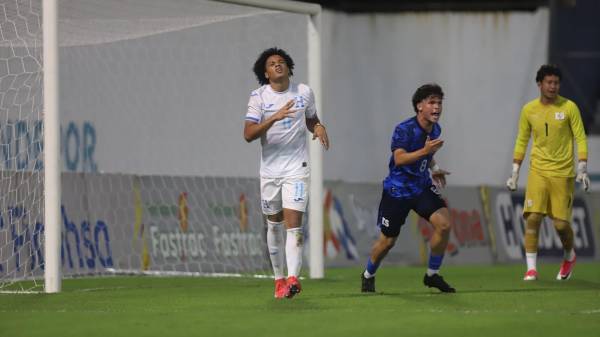 El hijo de David Suazo fue titular, pero terminó lesionado. Foto: Mauricio Ayala