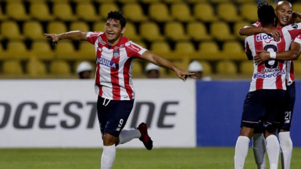 ¡ESCÁNDALO! Futbolista es acusado de intentar bajarle la mujer a compañero