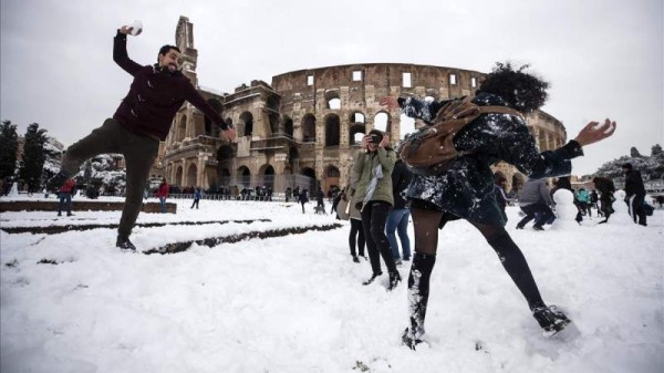 -FOTODELDIA- ROM03 ROMA ITALIA 26 02 2018 - Varias personas se lanzan bolas de nieve frente al Coliseo en Roma Italia hoy 26 de febrero de 2018 La ola de frio siberiano que han llamado Burian llego ayer a Italia provocando copiosas nevadas en el norte y un frio intenso que ha llegado hasta los 20 grados bajo cero en algunas localidades y hoy alcanzo el centro del pais y Roma donde los colegios permanecen cerrados EFE ANGELO CARCONI
