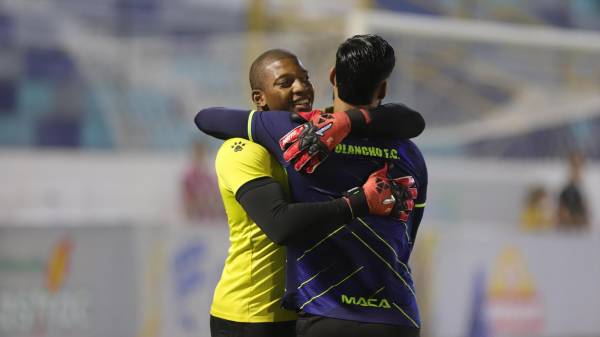 El abrazo entre Pipo López y Buba López previo al duelo entre españolistas y olanchanos.
