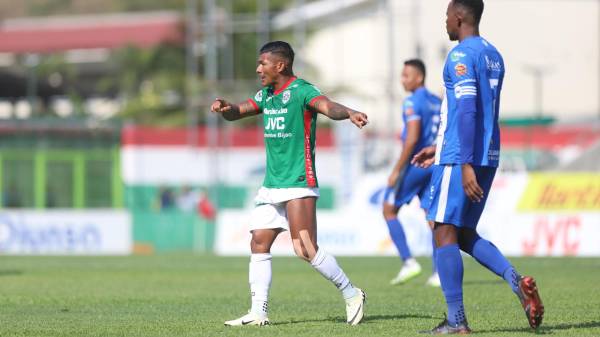 Dos galopadas del Chino López definen el triunfo de Marathón sobre un pobre Victoria en el Yankel Rosenthal