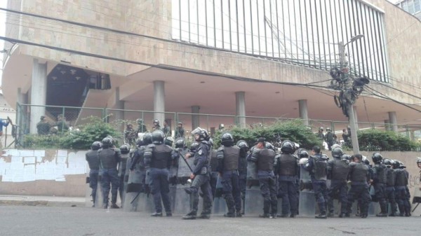 ¡Fuego y calles tomadas! Continúan las protestas en Tegucigalpa y otras ciudades del país