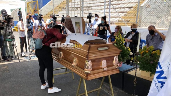 Llanto y consternación en el último adiós de Chelato Uclés en el estadio Nacional de Tegucigalpa