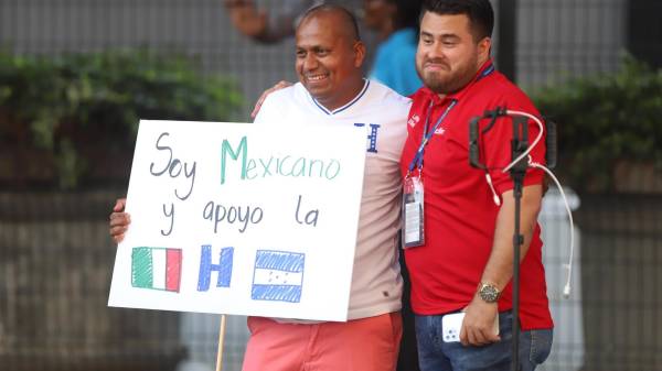 Gustavo Roca, periodista de DIEZ, no quiso dejar de pasar la oportunidad para tomarse una foto especial con el mexicano.