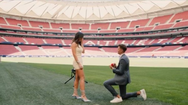 Marcos Llorente le pide matrimonio a su novia en el Wanda Metropolitano; la reacción de la chica fue épica &nbsp;&nbsp;