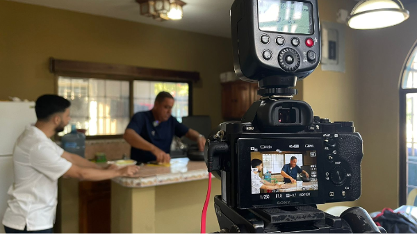 Jhon Jairo López reside en El Progreso, Yoro, junto a su asistente técnico y preparador físico en un hogar sencillo de dos pisos. FOTOS: Jeffry Ayala.