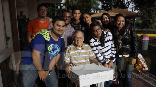 Así vive Chelato Uclés en Siguatepeque mientras se recupera