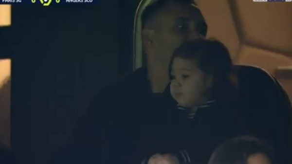 El viaje le dio hambre: así fue captado Messi con Antonela Roccuzzo en el triunfo del PSG; Mbappé recibe regalito