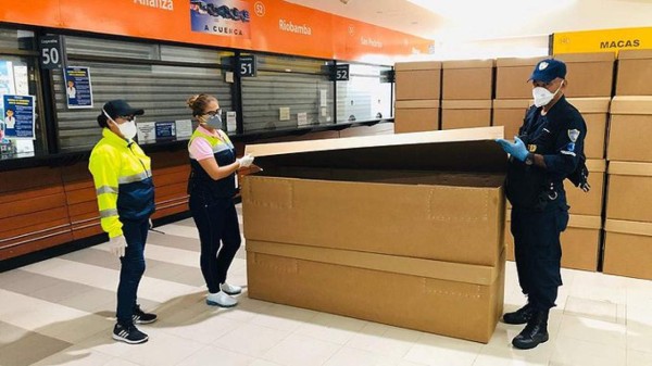 Horror en Ecuador: Los ataúdes de cartón para los muertos por coronavirus