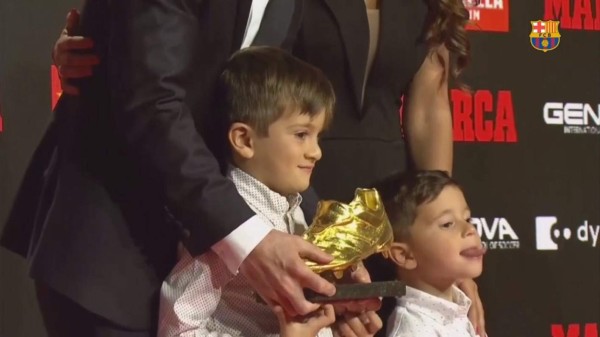 Show de Mateo Messi: Saca la lengua y roba el micrófono durante la entrega de la Bota de Oro