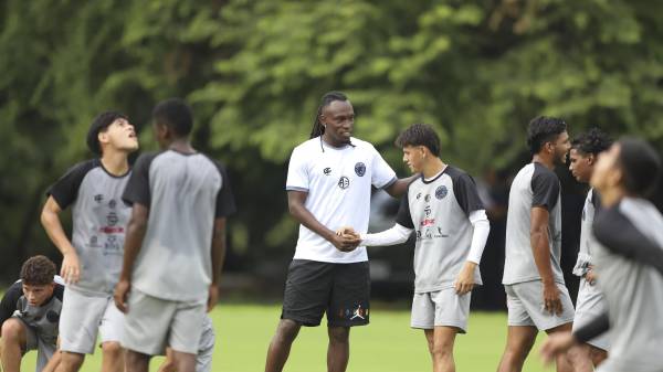 Alberth Elis se dirige a sus futbolistas para dar indicaciones y consejos. FOTOS: Mauricio Ayala