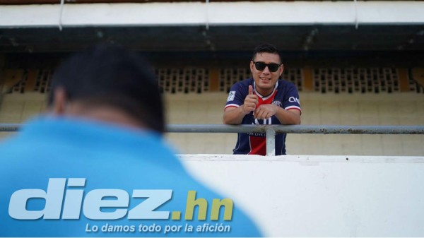 Padre e hijo, los primeros en llegar al Olímpico, seguridad total y la cancha luce espectacular