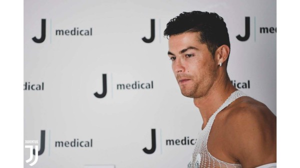 El saludo con Higuaín, la 'ola' de abrazos y el hermoso gesto, así fue la vuelta de Cristiano a la Juventus&nbsp;&nbsp;