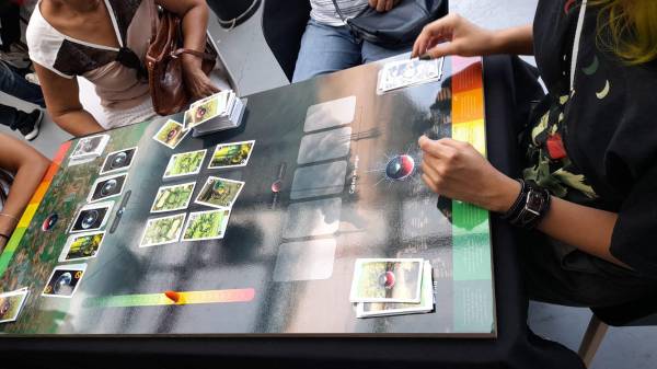 Así es como se ven el tablero competo de Duelo Climático, empleando las cartas durante una partida.