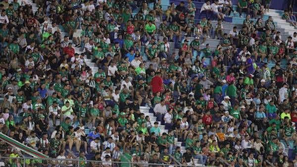 Afición verdolaga retorna al estadio Morazán.