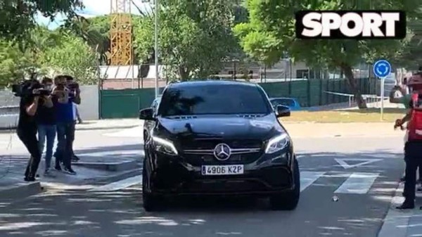 Cero sonrisas y fue el primero en llegar: Así fue el regreso de Messi a la Ciudad Deportiva de Barcelona